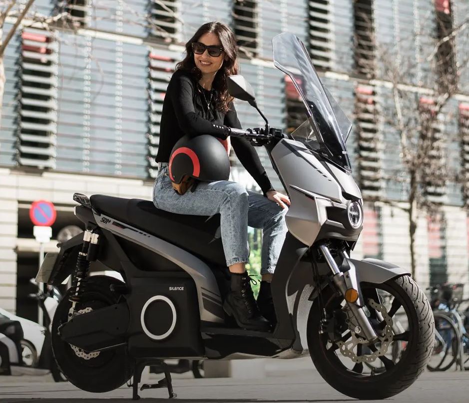 elegir una moto electrica conducirla por calle