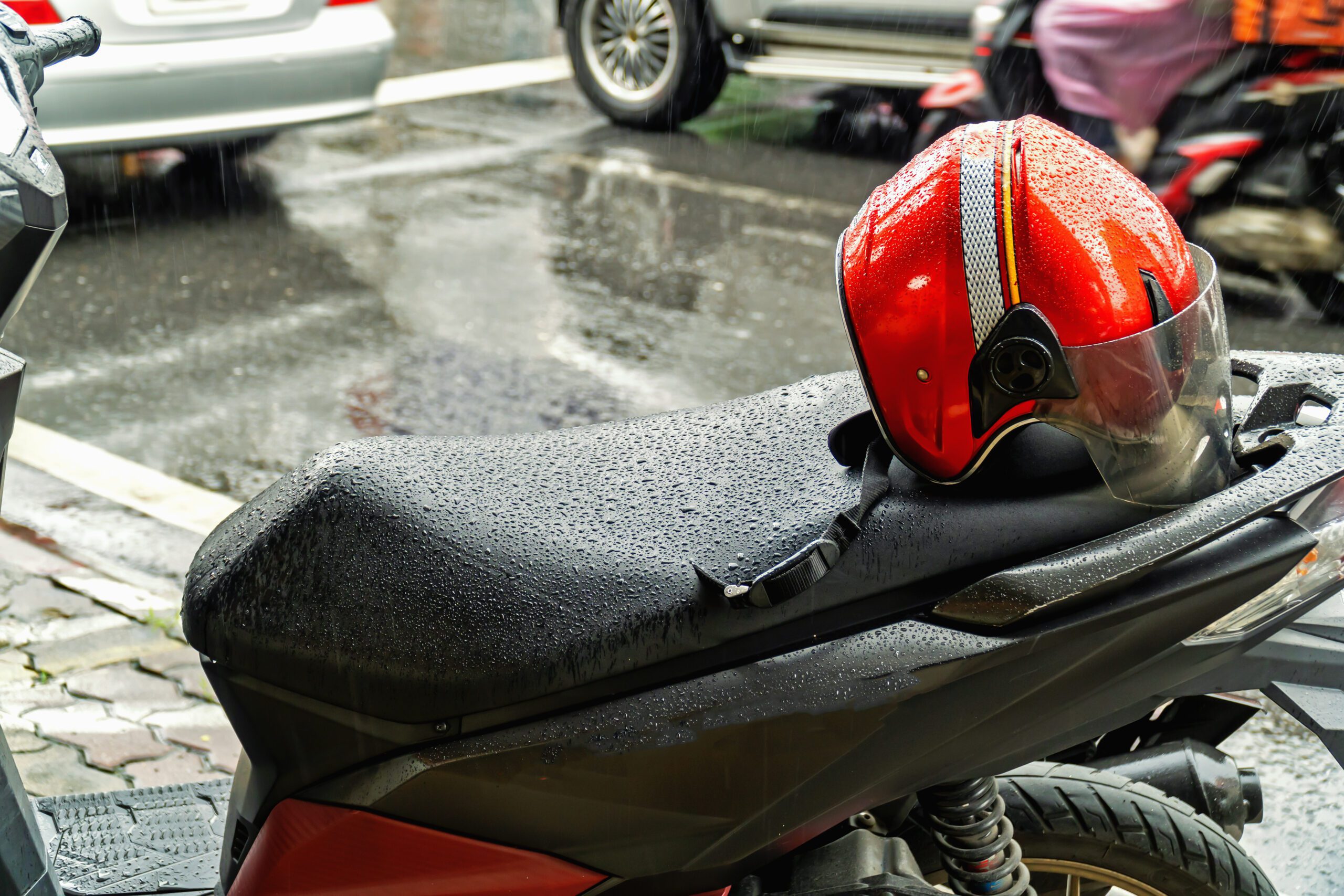 conducir moto con lluvia equipamiento